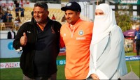 সরফরাজের বাবাকে গাড়ি উপহার দিতে চায়