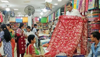 রাজশাহীতে শারদীয় দুর্গোৎসব ঘিরে জমজমাট সিল্কের বাজার: চাহিদা বেড়েছে দ্বিগুণ