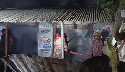 নিয়ামতপুরে অগ্নিকাণ্ডে ৪টি দোকান ভস্মীভূত