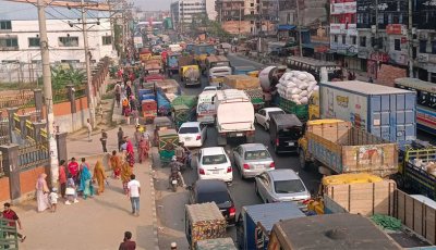 মালবাহী ট্রাক উল্টে ঢাকা-টাঙ্গাইল মহাসড়কে ৪ কিলোমিটার যানজট