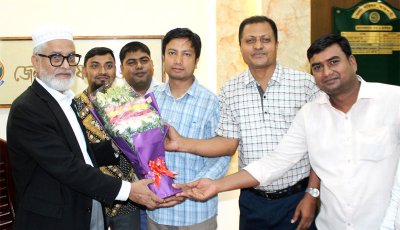 সরকারি গাড়ী চালক সমিতির পক্ষ থেকে   জেলা পরিষদের প্রশাসককে ফুলেল শুভেচ্ছা