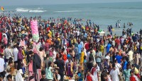 কক্সবাজারে ছুটির দিন কয়েক লাখ পর্যটক