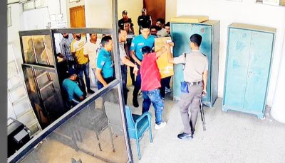 আরডিএ কার্যালয়ে টেন্ডার বাক্স ছিনতাই ,অসহায়ের মত দাঁড়ীয়ে দেখলো পুলিশ