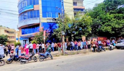 ভারতের ট্যুরিস্ট ভিসা পেতে রাজশাহী ভিসা সেন্টারে উপচে পড়া ভিড়