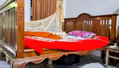 মহারানি হেমন্ত কুমারীর পালঙ্কে ঘুমান মৎস্যচাষি বাশার