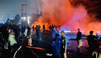 পুরাতন জাহাজের মালামালের মার্কেটে আগুন