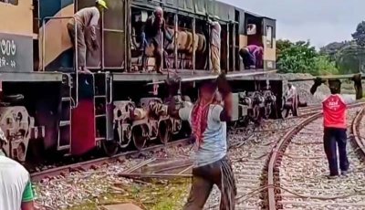 ১২ টাকা কেজি দরে বিক্রি ২টি লোকোমোটিভ ॥ পার্বতীপুরে  ইঞ্জিন দুটির চলছে ভাঙার কাজ