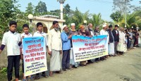 কবিরহাটে কাঁচা রাস্তা পাকাকরণের দাবিতে এলাকাবাসীর মানববন্ধন
