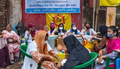 ধ্বংসস্তূপের পাশেই চলছে শিশুদের টিকাদান কার্যক্রম