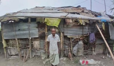 ঝড়-বৃষ্টিতে পলিথিন মাথায় রাত কাটে দুর্গাচরণ