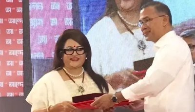 গুণীজনদের হাতে একুশে পদক তুলে দিলেন
