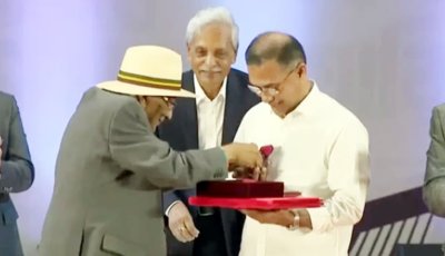 প্রধানমন্ত্রীকে লাল গোলাপ উপহার দিলেন