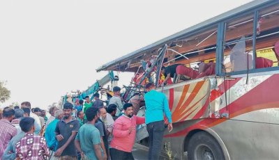 ডাম্প ট্রাক - বাসের ধাক্কায় নিহত ৩, আহত ১৫