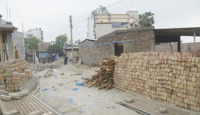 গোদাগাড়ীতে সড়ক ও জনপথের জমি দখল করে অবৈধ স্থাপনা! চলাচলে বাধাগ্রস্ত বসবাস কারিরা