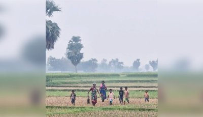 হাঁস নিয়ে ভৌঁ-দৌড়, পেছন পেছন ছুটলো সবাই...