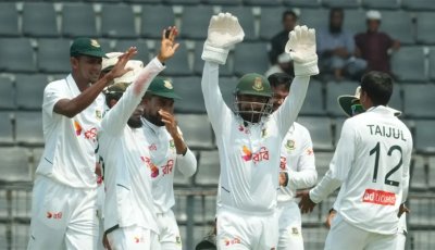পাকিস্তানকে হোয়াইটওয়াশ করতে শেষ দিনে বাংলাদেশের প্রয়োজন ৩ উইকেট