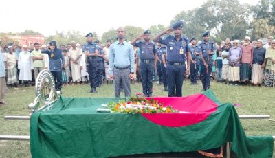 নিয়ামতপুরে বীর মুক্তিযোদ্ধা আব্দুল হাইয়ের রাষ্ট্রীয় মর্যাদায় দাফন সম্পন্ন