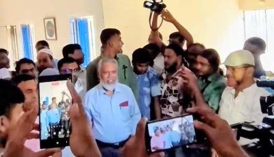 ম্যাজিস্ট্রেটের উপস্থিতিতে স্ব-সম্মানে নিজ অফিসে প্রবেশ করলেন রামেবি ভিসি