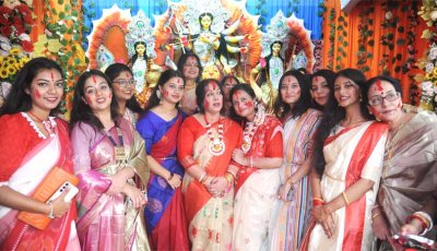 রাজশাহীতে সিঁদুর খেলায়  দুর্গা বিদায়ের বিষাদ