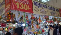 বাণিজ্য মেলায় ১৩০ টাকার ক্রোকারিজ স্টলে উপচে পড়া ভিড়