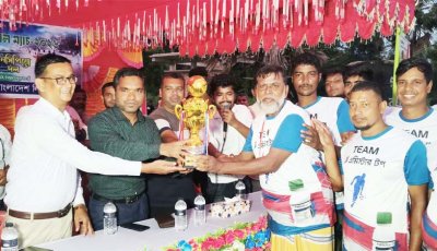 নিয়ামতপুরে আদর্শ কৃষকদের নিয়ে প্রীতি ফুটবল ম্যাচ অনুষ্ঠিত