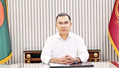 বিমানবন্দরে আটকা পড়া যাত্রীদের খোঁজ নিলেন