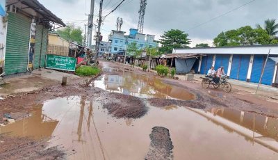 রাজশাহীর বায়া-তানোর সড়ক যেন মৃত্যুফাঁদ ॥ পানি নিষ্কাশনে বাধা, দখলের অভিযোগ