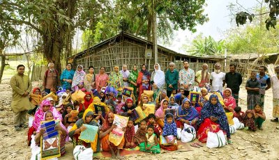 ঈদ উপলক্ষে খাস জমিতে বসবাসকারী ৩২ টি পরিবার পেল কাপড়, লুঙ্গি ও খাদ্য সহায়তা