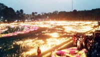 লাখো মোমবাতি জ্বালিয়ে ভাষাশহীদদের স্মরণ