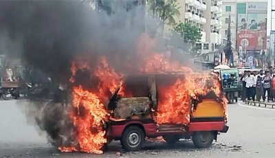 খুলনায় চলন্ত অ্যাম্বুলেন্সে অগ্নিকাণ্ড
