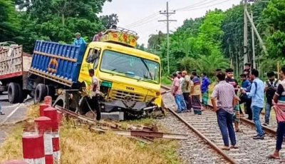 রাজবাড়ী‌তে গেট ব্যারিয়ার ভেঙে রেলপথে ট্রাক, ৬ ঘণ্টা পর রেললাইন সচল