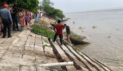 দমকা হাওয়ায় উত্তাল  পদ্মা নদীতে ২০টি নৌকা ডুবল