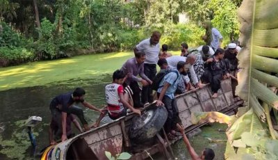 নিয়ন্ত্রণ হারিয়ে যাত্রীবাহী বাস পুকুরে, নিহত ১