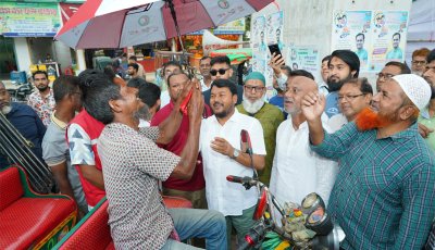 নগরীতে রেড ক্রিসেন্টের উদ্যোগে পথচারীদের মাঝে ছাতা বিতরণ