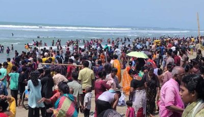 কক্সবাজার সৈকতে বারুণী স্নান ও গঙ্গাপূজায় পুণ্যার্থীর ঢল