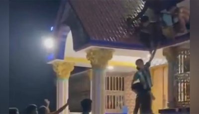 লোকজন নিয়ে ফিল্মি স্টাইলে স্ত্রীকে বাড়ি থেকে তুলে নিয়ে গেলেন স্বামী