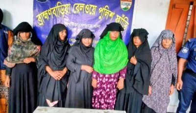 ট্রেনে যাত্রী সেজে ছিনাতাইয়ের অভিযোগে ১১ নারীকে  আটক