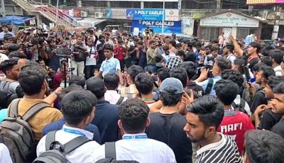 শিক্ষামন্ত্রীর পদত্যাগের দাবিতে  শিক্ষার্থীদের সড়ক অবরোধ