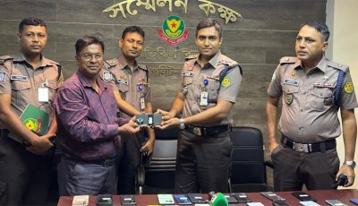 হারিয়ে যাওয়া ৫১টি মোবাইল প্রকৃত মালিকদের ফিরিয়ে দিলো পুলিশ