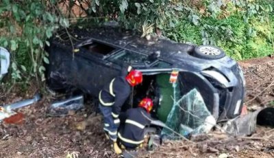 নিয়ন্ত্রণ হারিয়ে খাদে মাইক্রোবাস,  নিহত ৩