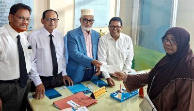 আইনজীবী কল্যাণ তহবিলের অনুদানের চেক বিতরণ