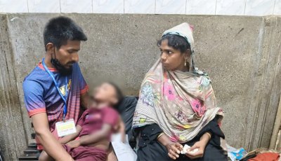 হাম আক্রান্ত শিশুকে নিয়ে হাসপাতালে হাসপাতালে ঘুরছেন বাবা
