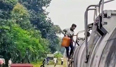 রাজশাহীর হরিয়ান স্টেশনে চলন্ত ট্রেনে তেল চুরি, ভিডিও ভাইরাল