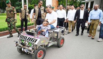 প্রতিবন্ধী ছাত্রের বানানো স্মার্ট কারে চড়লেন প্রধানমন্ত্রী