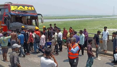 যমুনা সেতুতে বাস-ট্রাক সংঘর্ষ, দুই ঘণ্টা পর যান চলাচল স্বাভাবিক