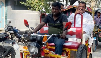 শহরে এখনো রিকশায় ঘুরছেন ভূমিমন্ত্রী মিনু