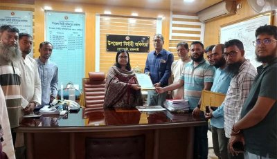 গোদাগাড়ীতে আধুনিক যাত্রী ছাউনি ও গণশৌচাগার নির্মাণের দাবিতে ইউএনও-কে স্মারকলিপি