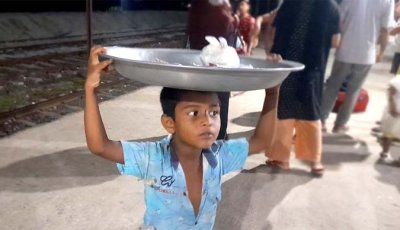 মাথায় বাদামের ট্রে, কাঁধে সংসারের বোঝা ছোট্ট হামিমের!