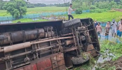 নলছিটিতে বাস খাদে পড়ে প্রাণ গেল সুপারভাইজারের