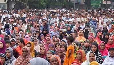 মেঘ-বৃষ্টির মধ্যেও মাঠ ছাড়েনি মানুষ, অপেক্ষা ‘আলমগীর স্যারের’ বক্তব্যের